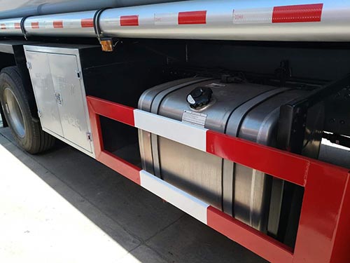 楚飛牌CLQ5250GYY5LZA型鋁合金運油車