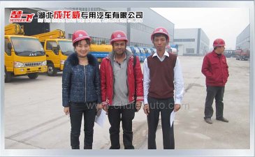 外國客戶來我公司驗收前期訂購的垃圾車、吸污車、高空作