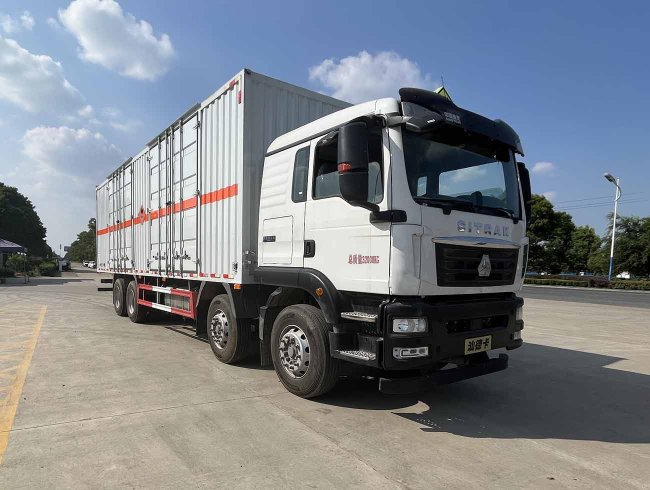 華威馳樂(lè)牌SGZ5320XRGZZ6C5型易燃固體廂式運(yùn)輸車(chē)