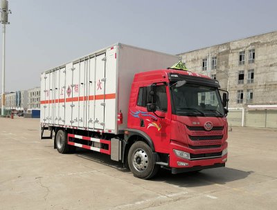 大力牌DLQ5183XRGCA6型易燃固體廂式運(yùn)輸車(chē)