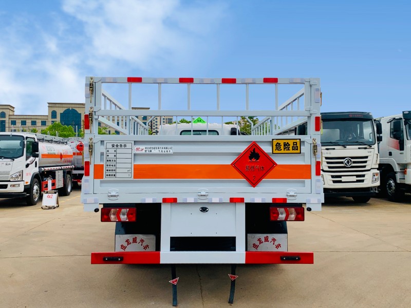 東風(fēng)柳汽5.2米L2氣瓶運(yùn)輸車