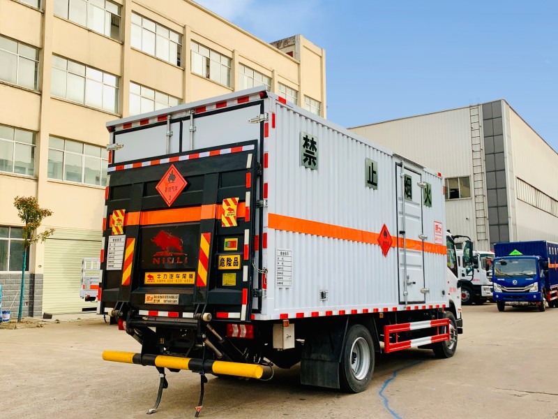 東風(fēng)柳汽5.2米易燃?xì)怏w廂式運(yùn)輸車(chē)