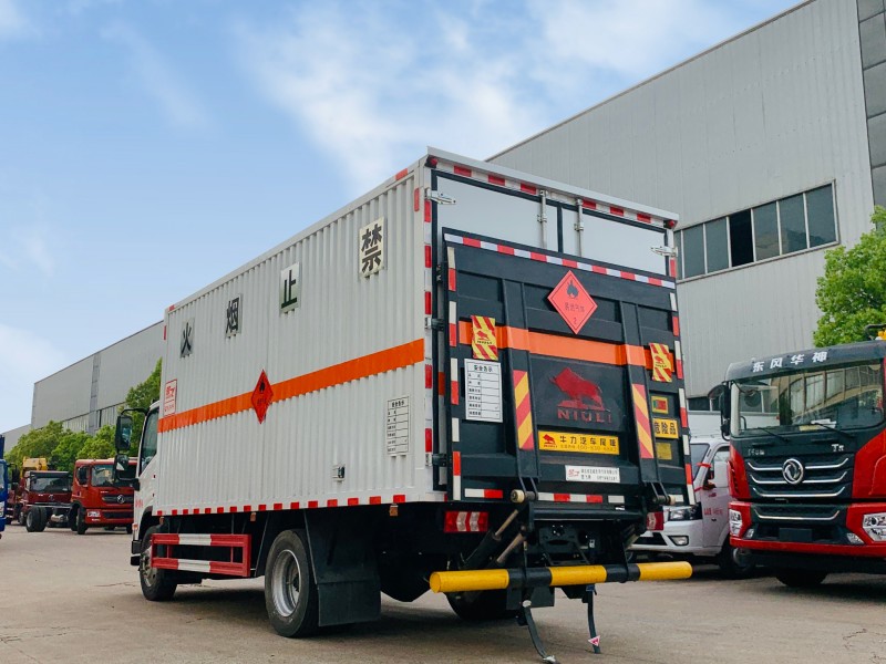 東風(fēng)柳汽5.2米易燃?xì)怏w廂式運(yùn)輸車(chē)