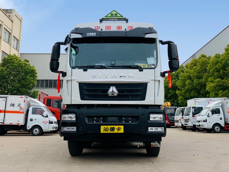 汕德卡9.5米氣瓶運(yùn)輸車(chē)
