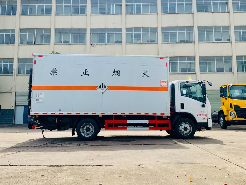 東風(fēng)柳汽5.2米爆破器材運(yùn)輸車(chē)